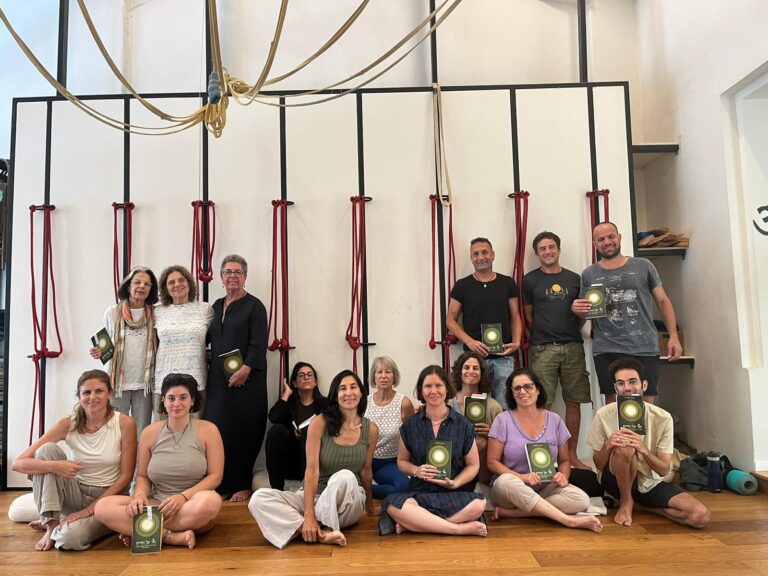 תמונה ממפגש סיום קריאת הספר אור על היוגה בתל אביבי יולי 2024